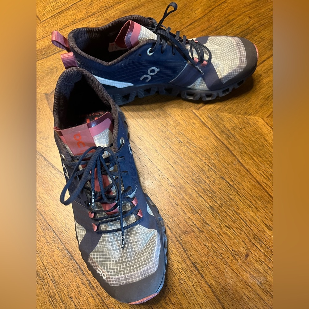 Woman’s oncloud shoes size 8